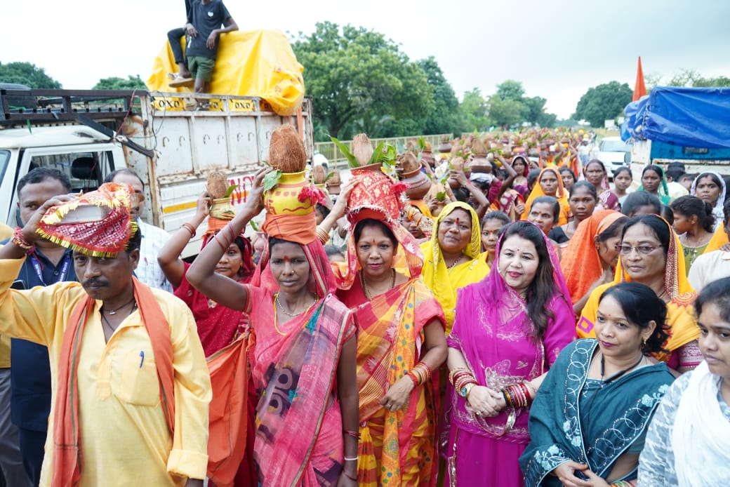 मुख्यमंत्री विष्णुदेव साय की धर्म पत्नी कौशल्या साय स्थापना दिवस कार्यक्रम में हुई शामिल